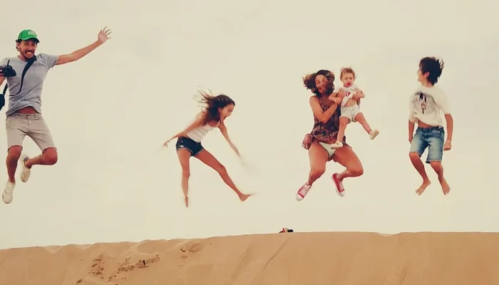 Family-enjoying-the-dunes-of-the-moroccan-desert-1 - Copie