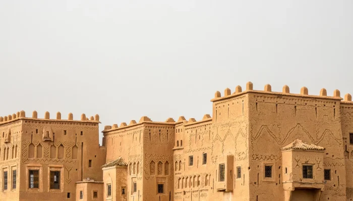 casbah-historique-taourirt-ouarzazate-au-maroc-blanc