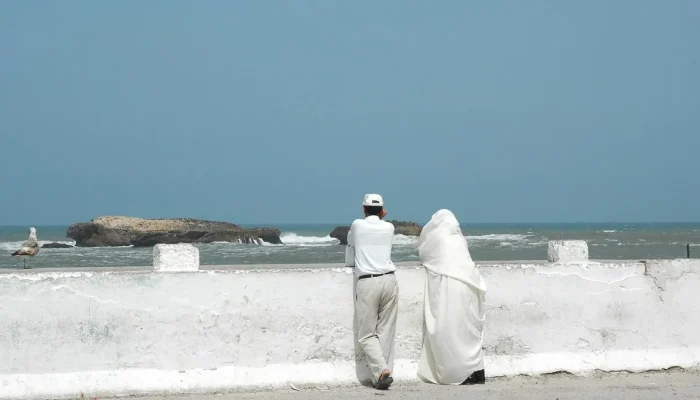 couple-devant-la-mer-au-sud-d-essaouira-maroc-610315-1600x800
